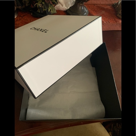 - Large Chanel box - Picture 7 of 7